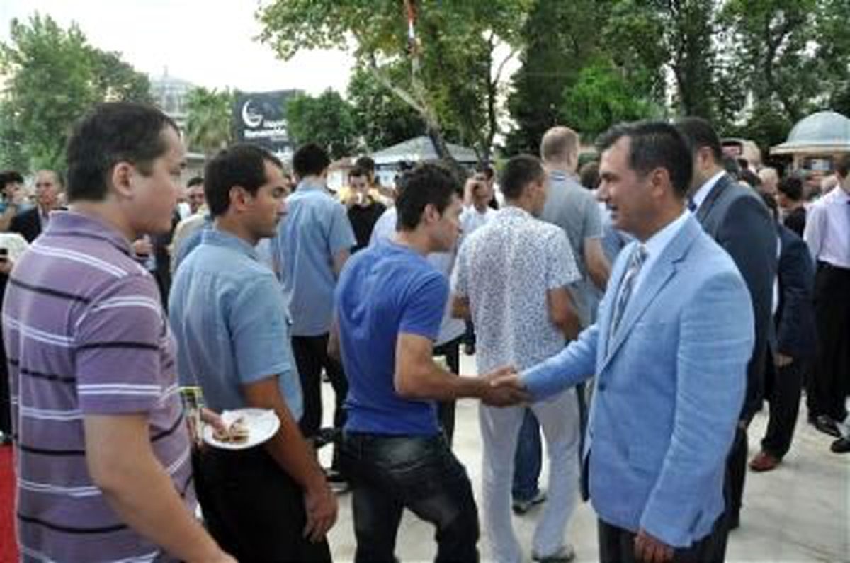 Vali Amca\'dan Çocuklara Sürpriz Hediye