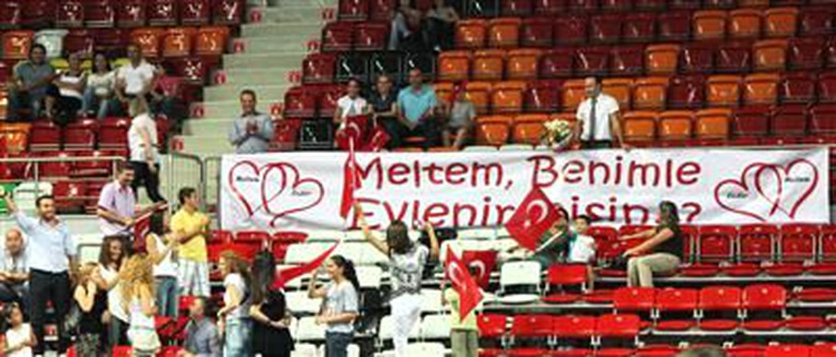 Voleybol Maçında Sürpriz Evlilik Teklifi