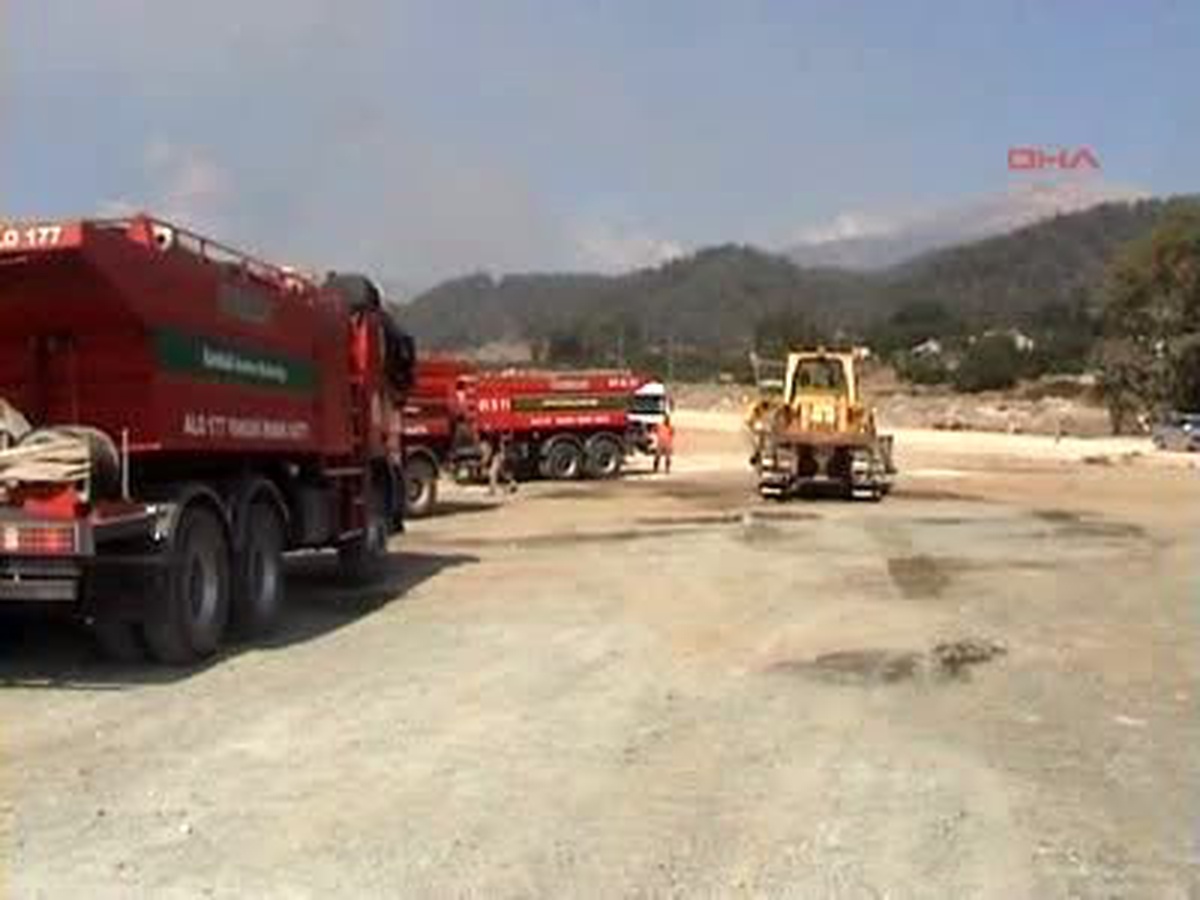 Yayladağı\'nda Yangın Sürüyor