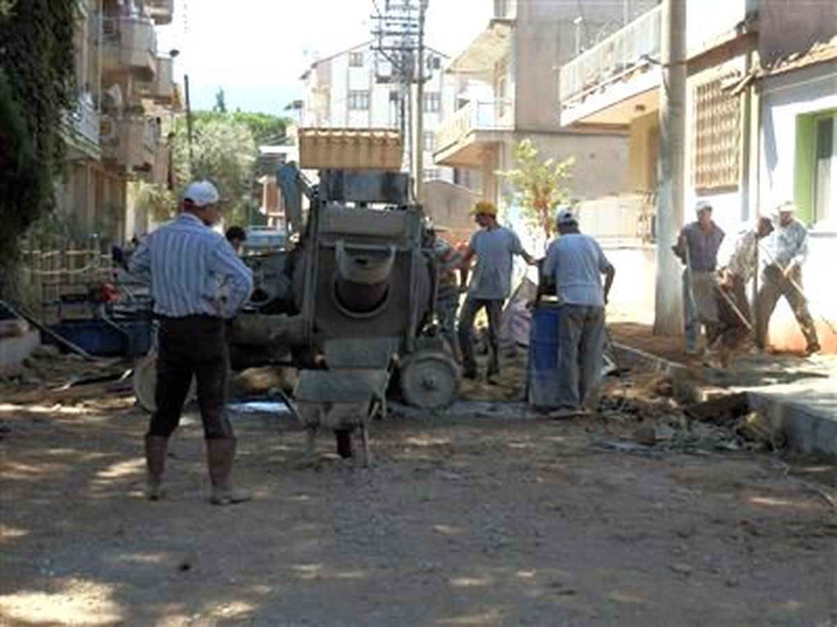 Yol Çalışmaları Devam Ediyor