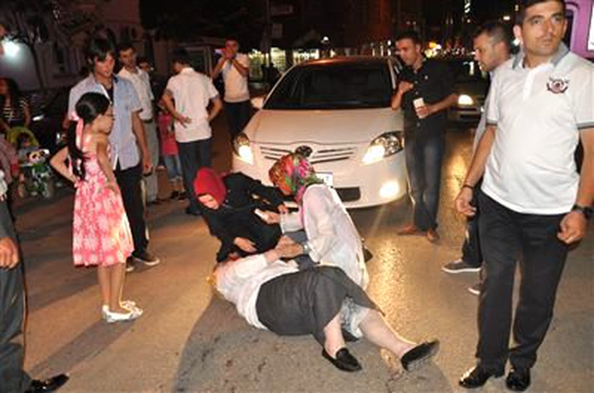Yolun Karşısına Geçmeye Çalışan Yaşlı Kadına Otomobil Çarptı