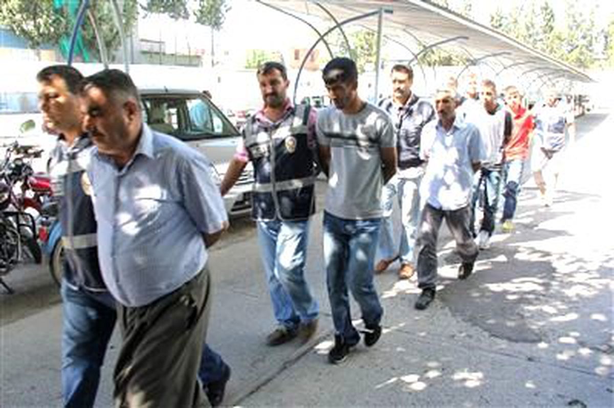 Zanlılar Polisi Görünce Namaza Durdu
