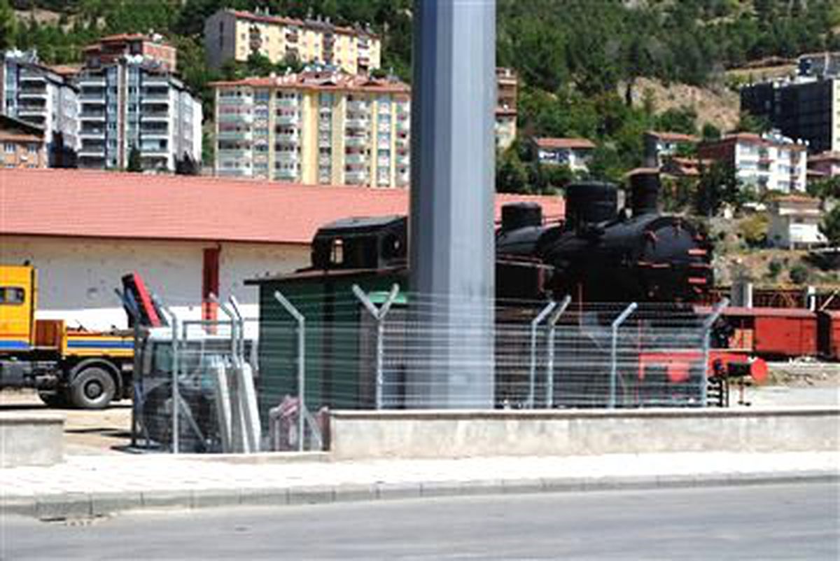 24\'lük Direk, Kara Treni Gölgeledi