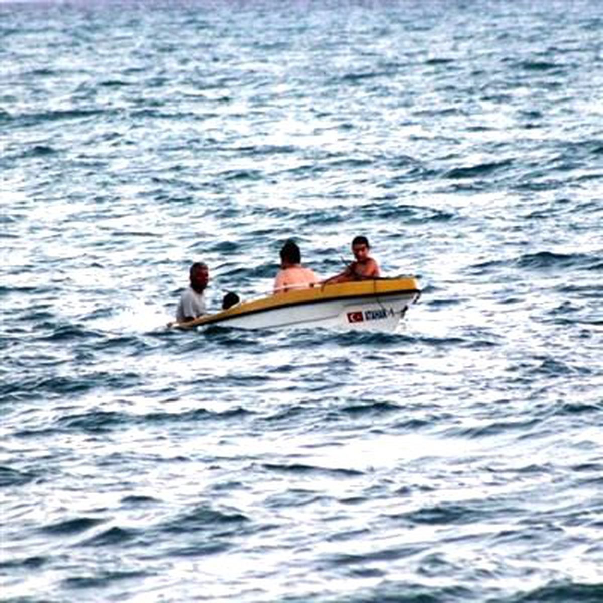 Alabora Olan Tekneden Düşen 3 Kişi Ölümden Döndü