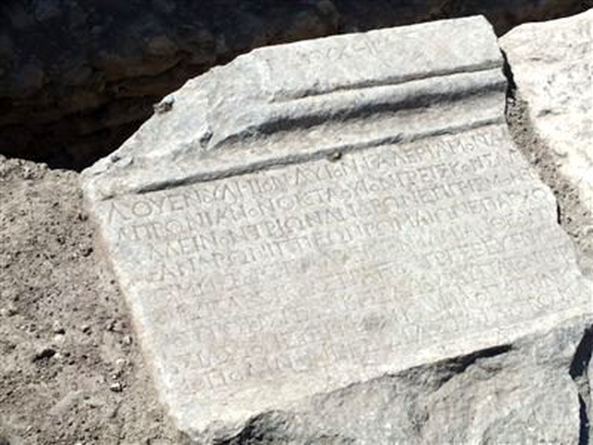 Antik Roma Tiyatrosu Kazılarında Kitabe ve Bilet Bulundu