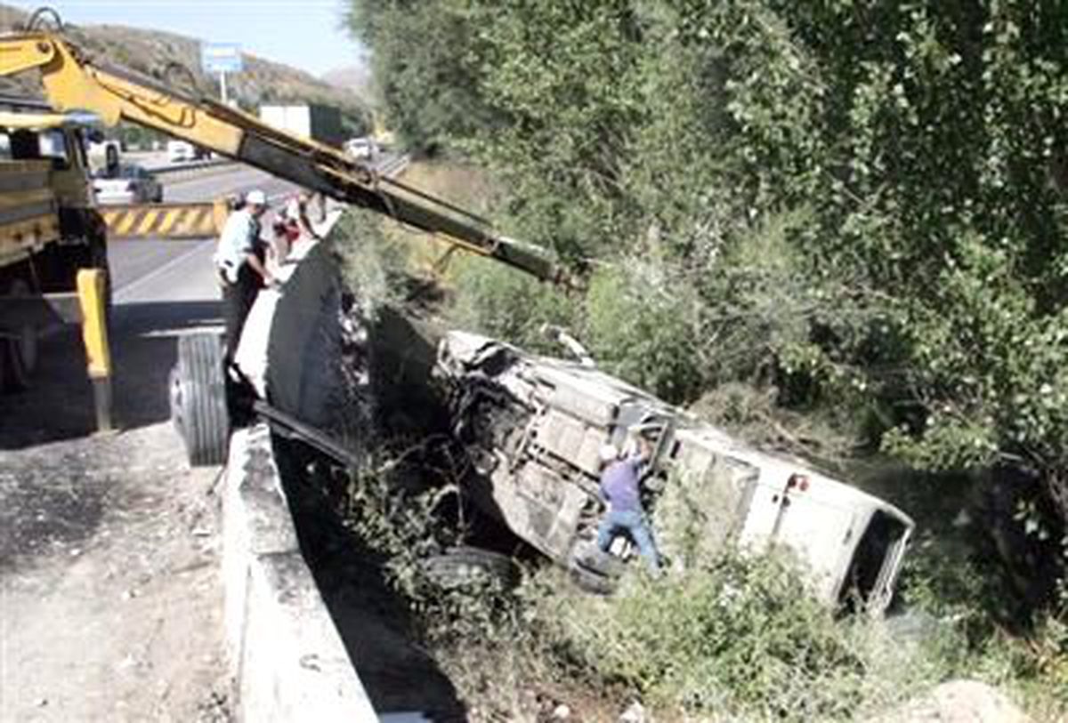 Bariyere Çarpan Otobüs, Dereye Devrildi: 13\'ü Asker 36 Yaralı (2)