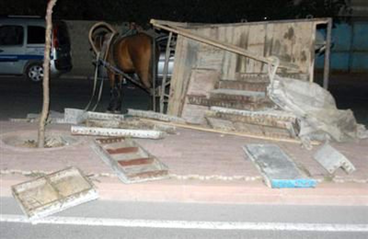 Çaldığı Beton Kalıpları Yüklediği At Arabası Devrilince Yakalandı