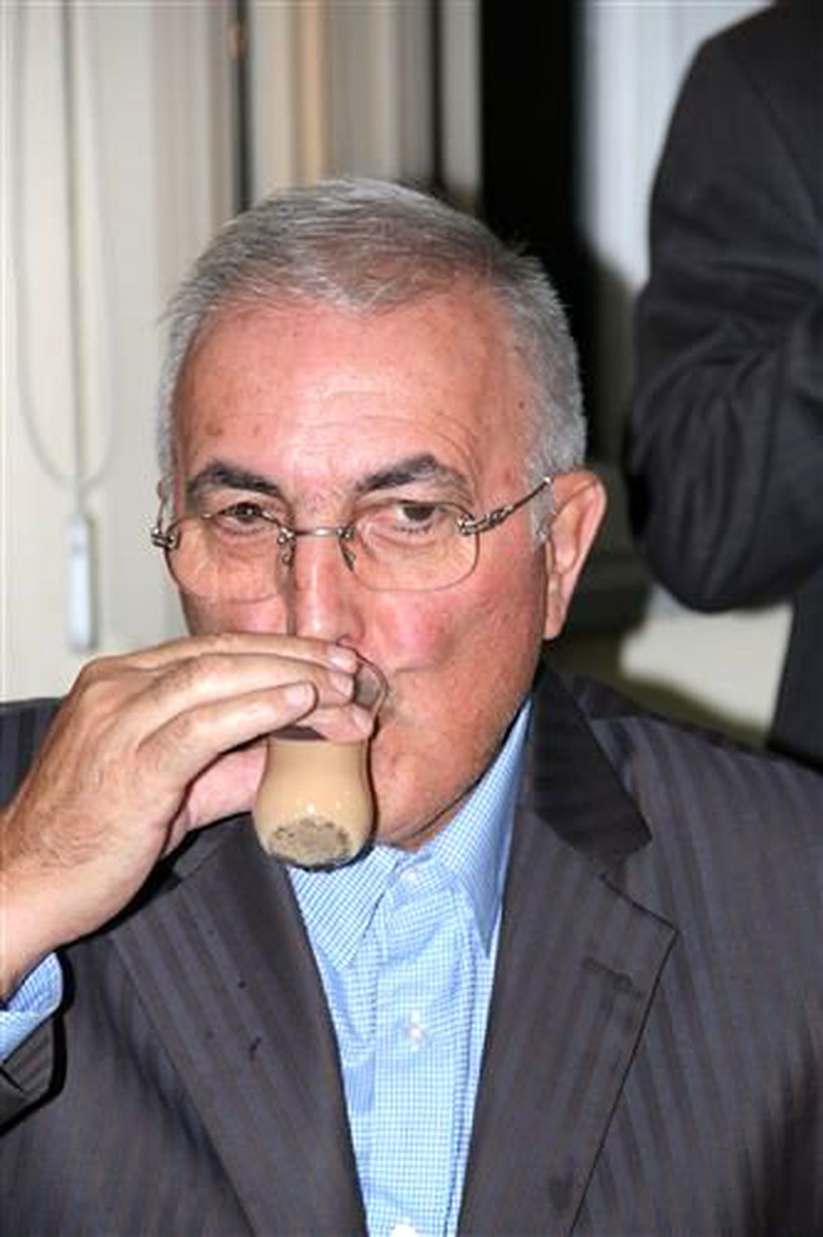 CHP\'li Öğüt\'ten Sütlü Çay Kampanyası