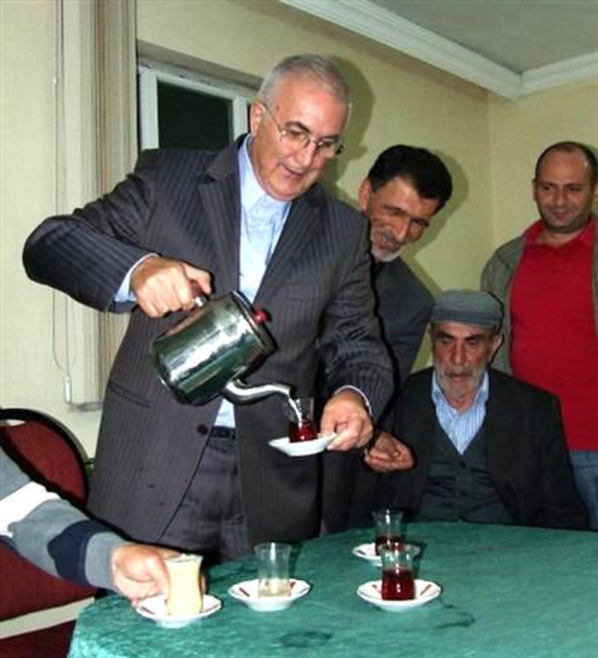CHP\'li Öğüt\'ten \'Sütlü Çay\' Kampanyası