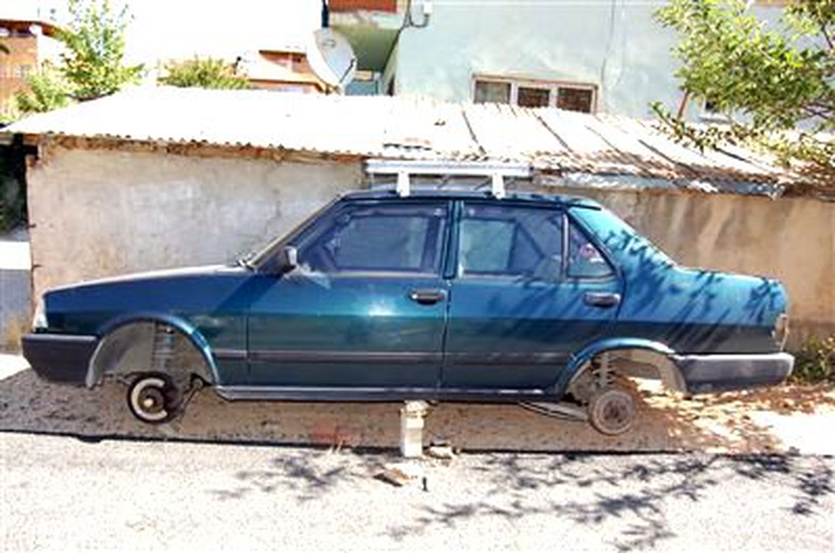 Evin Önündeki Otomobilin Lastikleri Çalındı