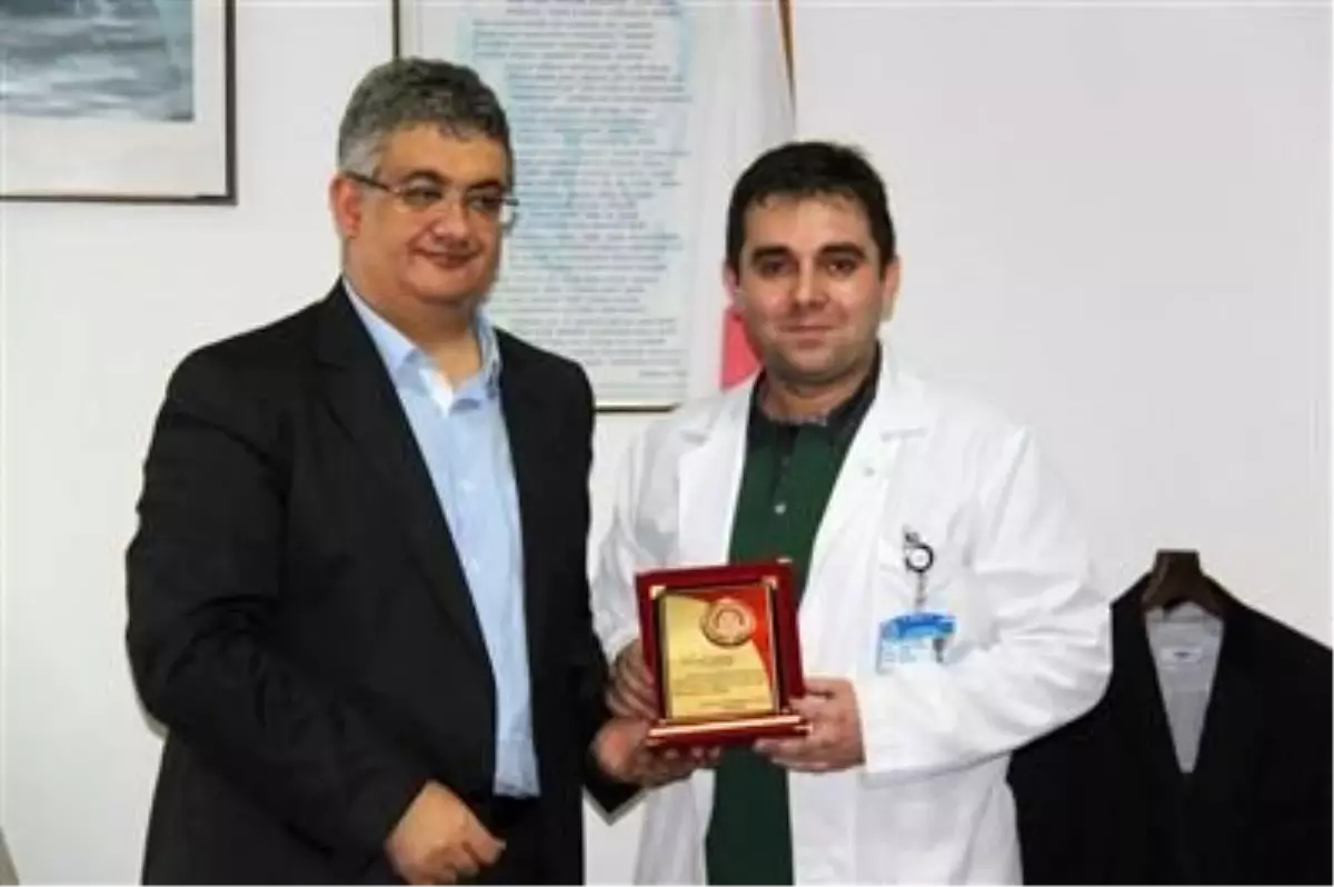 Kaymakam Pekmez\'den Görele Devlet Hastanesi Başhekimi\'ne Takdir Belgesi
