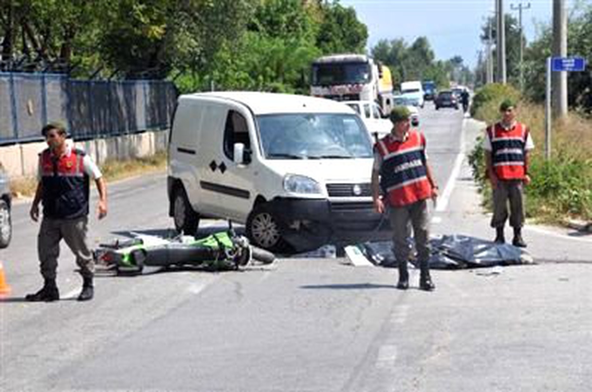 Hafif Ticari Araç Motosiklete Çarptı: 1 Ölü