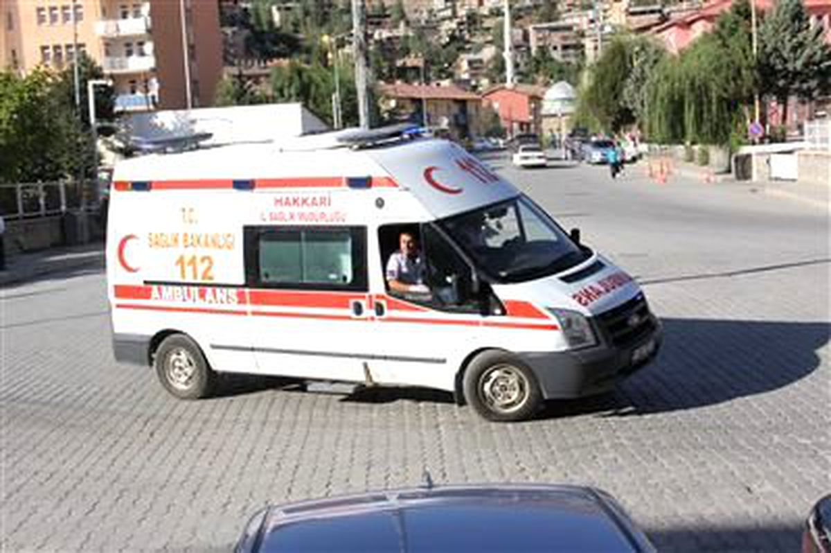 Hakkari\'de Helikopter ve Ambulans Hareketliliği