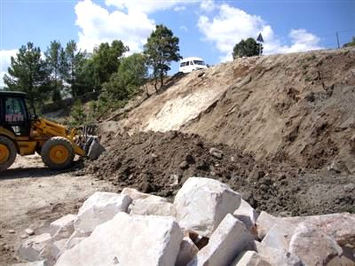 Hisarcık-Gediz Karayolunda Yol Genişletme ve Dolgu Çalışması