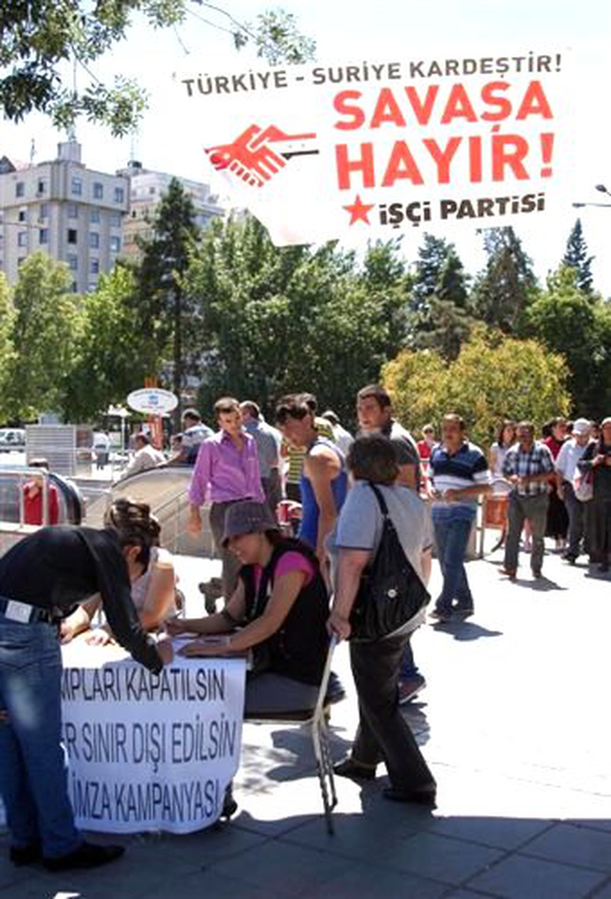 İşçi Partisi\'nden İmza Kampanyası: "Türkiye-Suriye Kardeştir Savaşa Hayır"