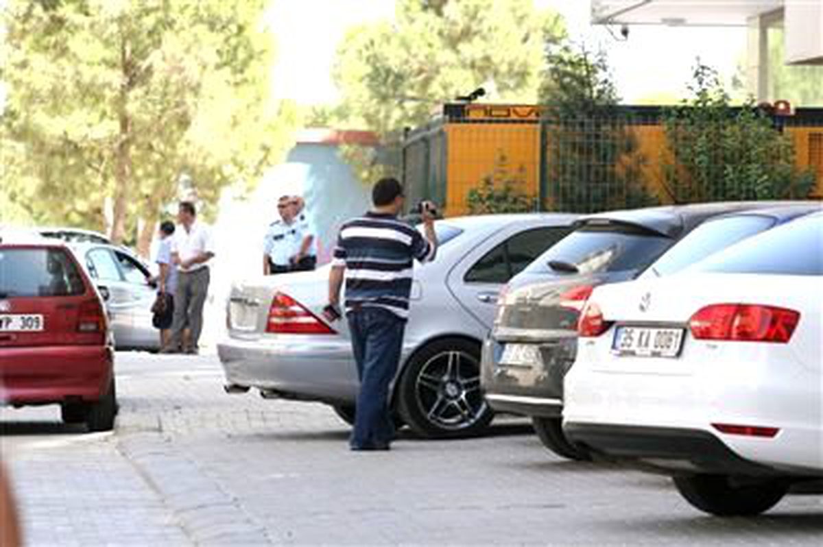 İzmir\'de Plakasız Arac Bomba Paniği Yarattı
