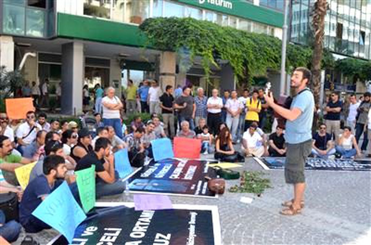 İzmirli Müzisyenlerden Oturma Eylemi