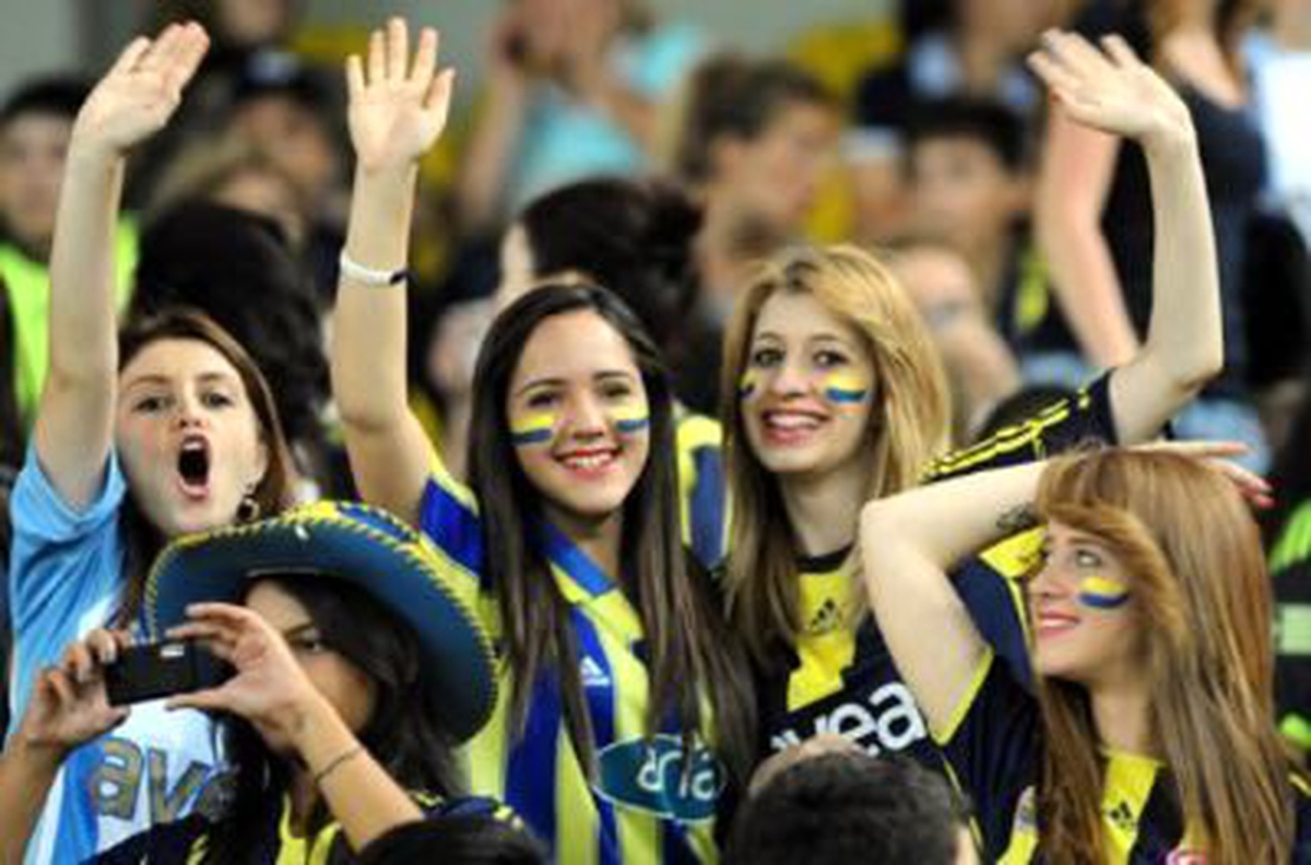 Kadınlar ve Çocuklar Yine Tribünlerde