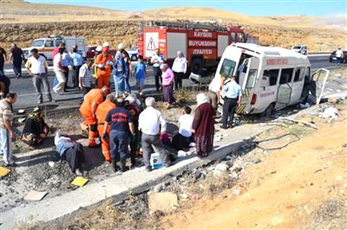 Kayseri\'de Minibüsle Otomobil Çarpıştı: 1 Ölü, 15 Yaralı