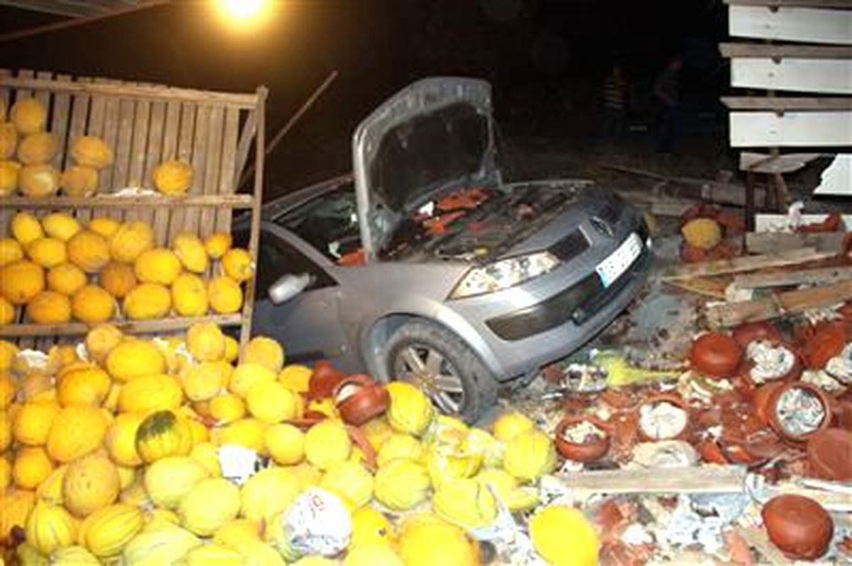 Kontrolden Çıkan Araç Kavun Tezgahına Daldı: 1 Yaralı