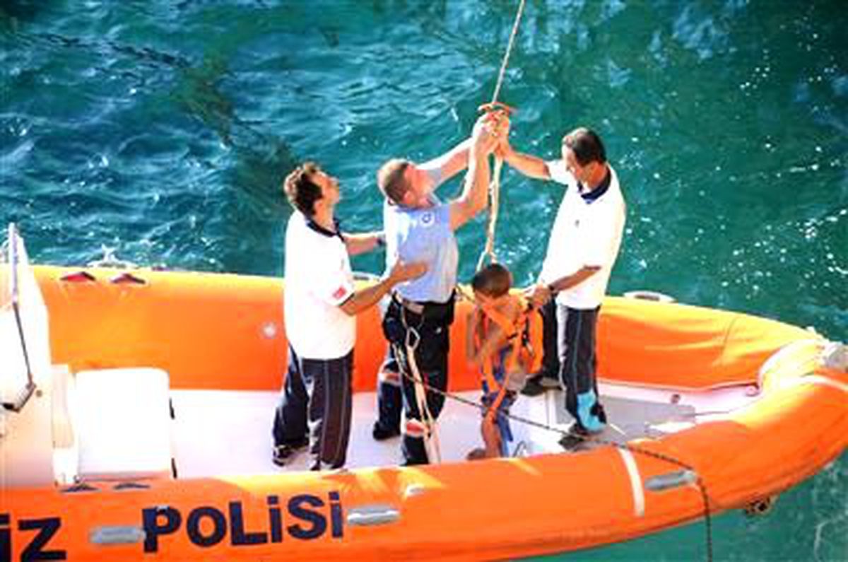 Küçük Çocuk Falezlerde Mahsur Kaldı