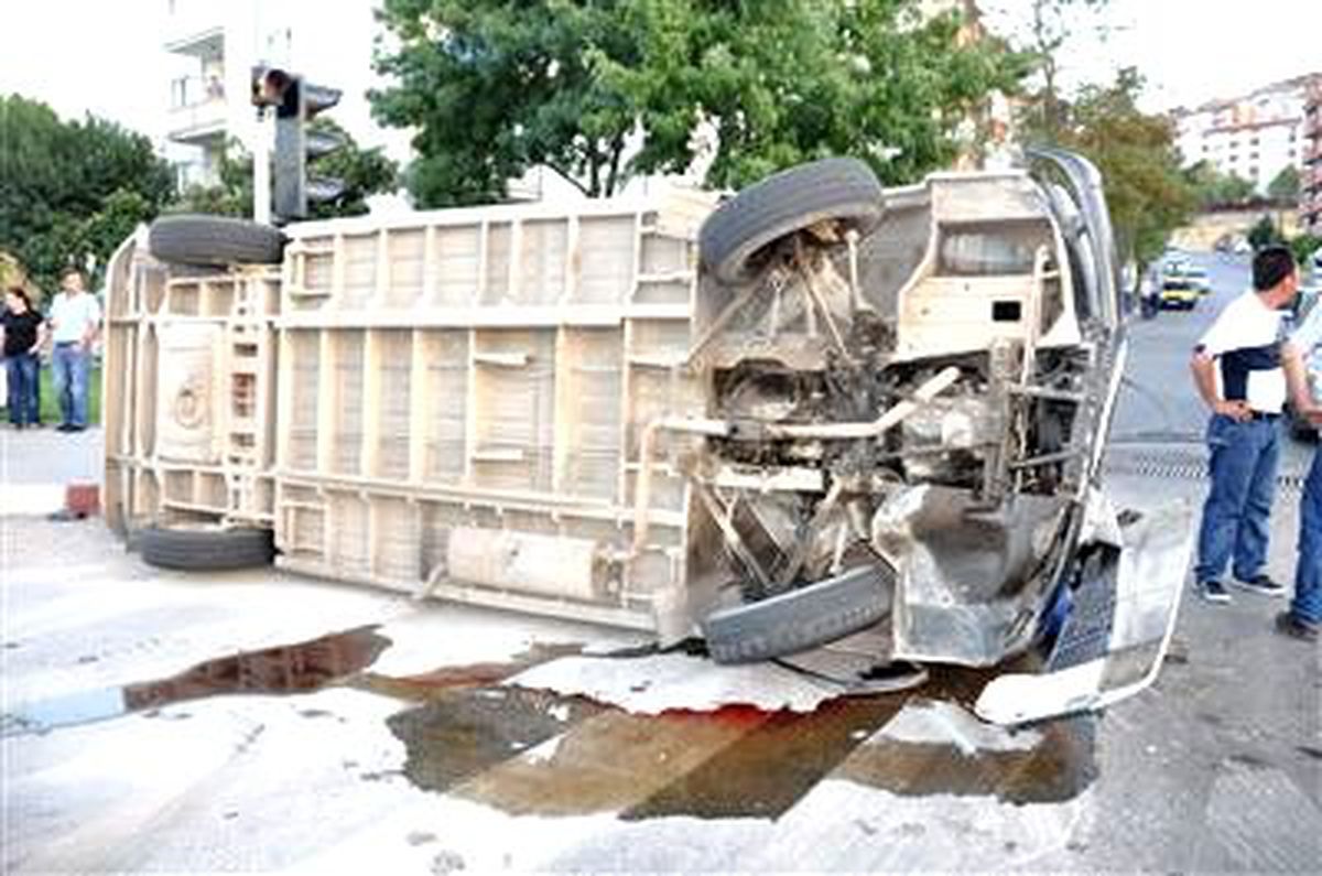 Minibüsle Kamyonet Çarpıştı: 7 Yaralı