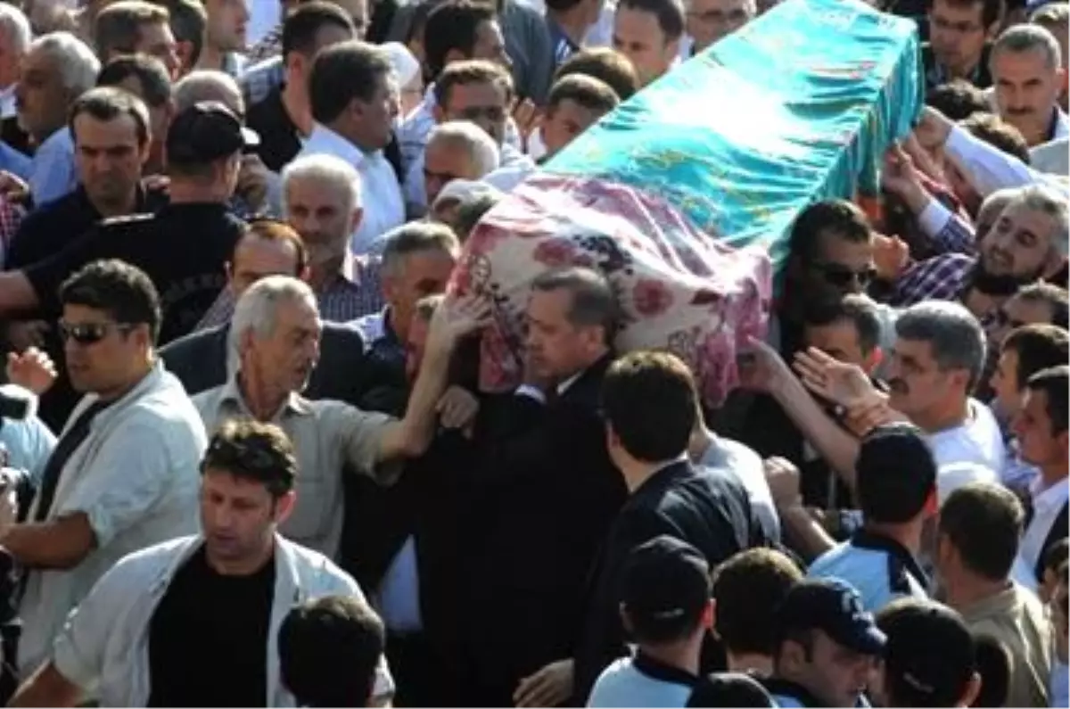 Rize3 Başbakan Erdoğan Teyzesinin Cenazesine Katıldı