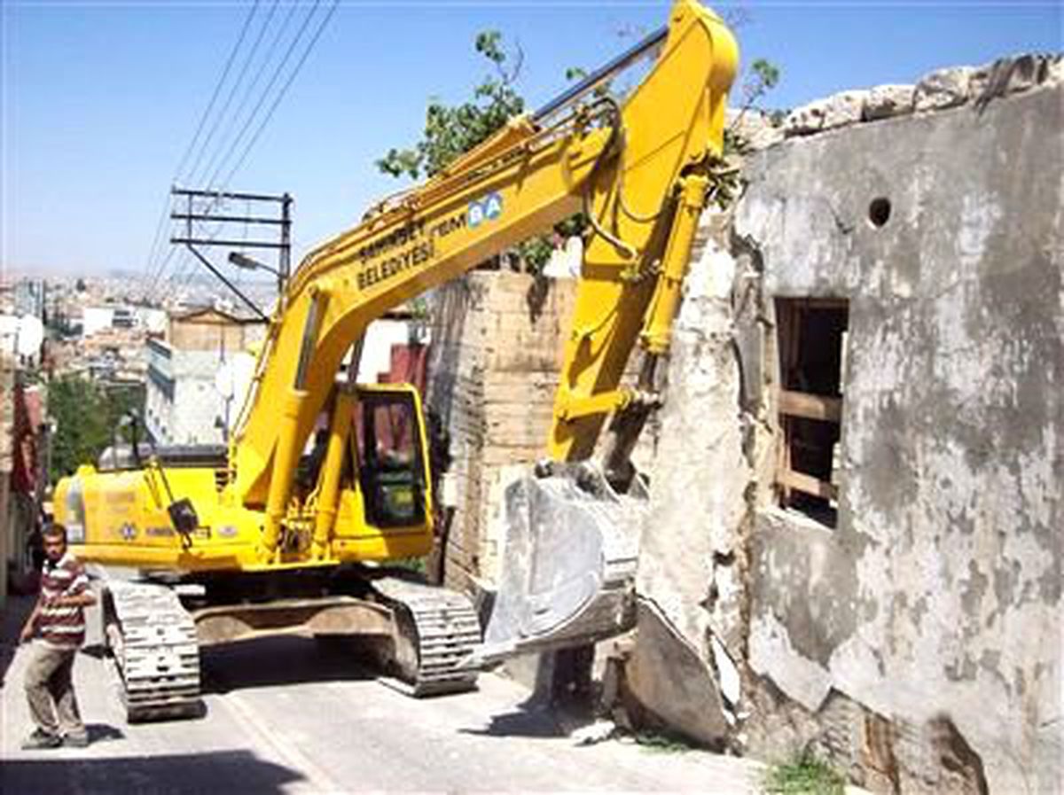 Şahinbey Belediyesi Metruk Yapıları Temizliyor