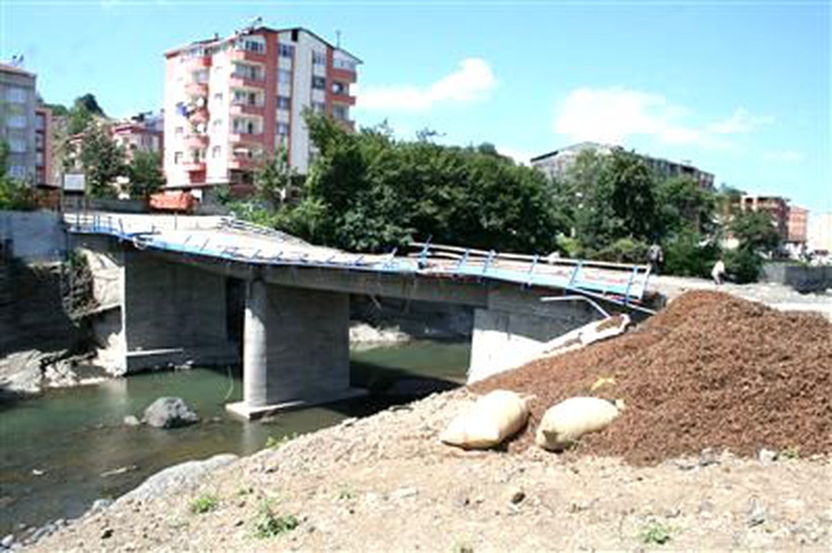 Selde Hasar Gören Köprünün Yerine Yenisi Yapılacak
