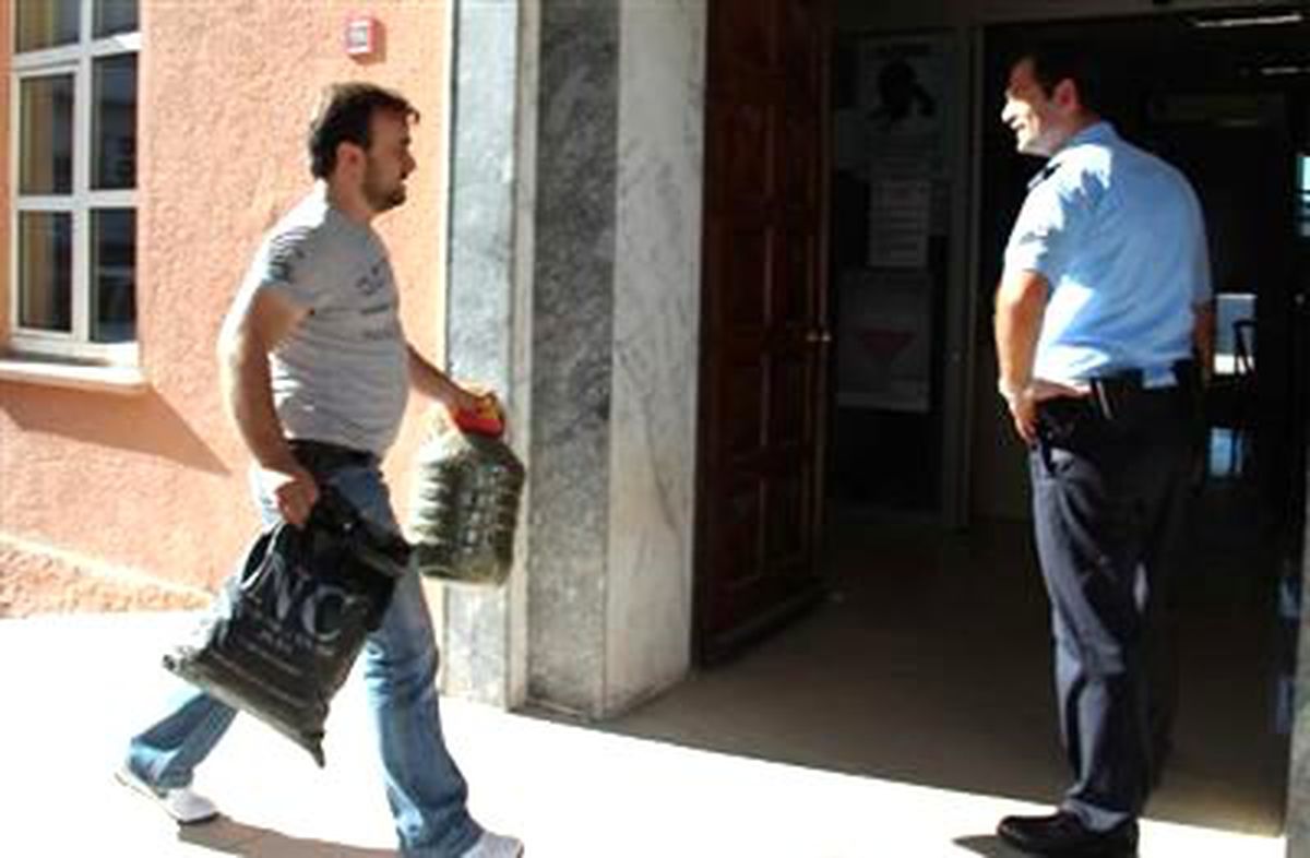 Suşehri\'nde Eve Uyuşturucu Baskını: 3 Gözaltı