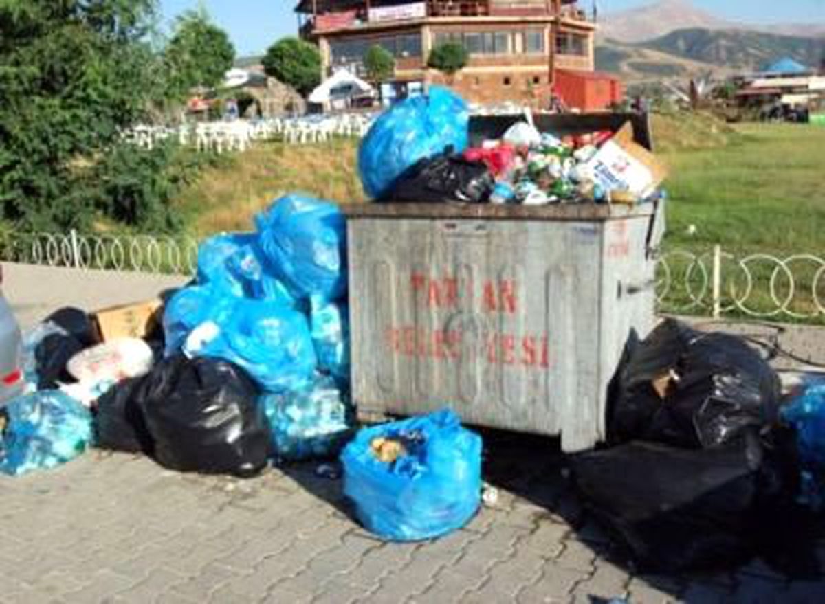 Tatvan\'daki Çöp Rezaleti Bayramda da Devam Etti