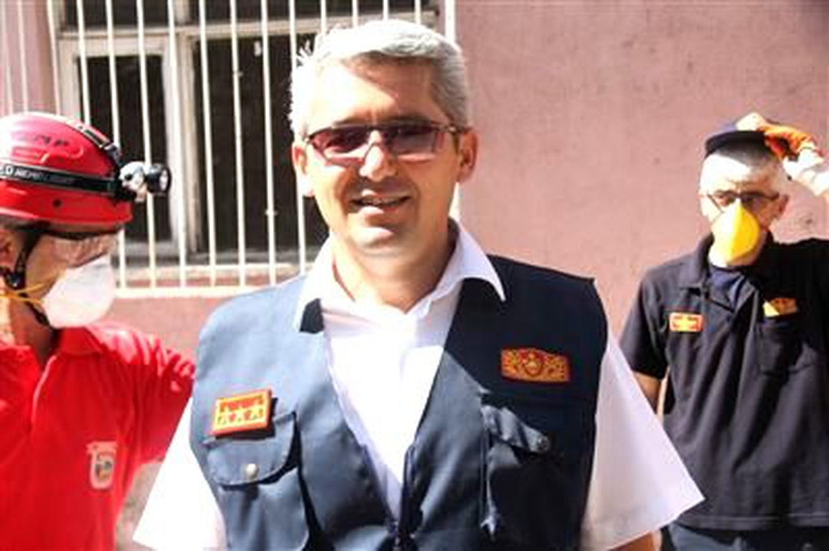 Tehlike Arz Eden Eski Bina İtfaiye Ekiplerince Yıkıldı