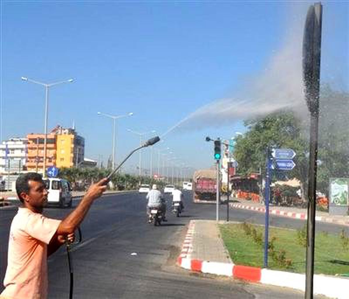 Turgutlu Belediyesi Trafik Işık ve Tabelalarını Temizliyor