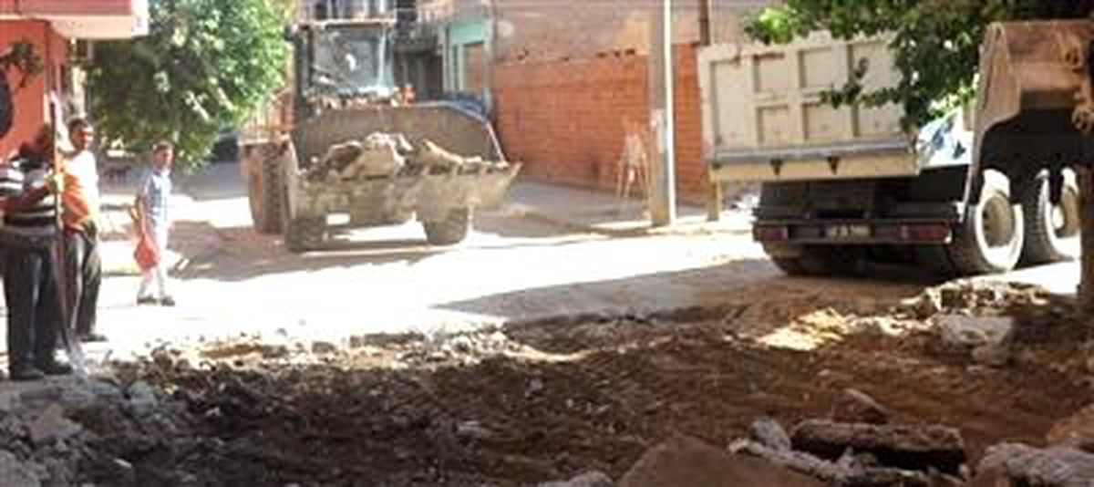 Turgutlu Belediyesi Yol Yapım Çalışmalarına Devam Ediyor