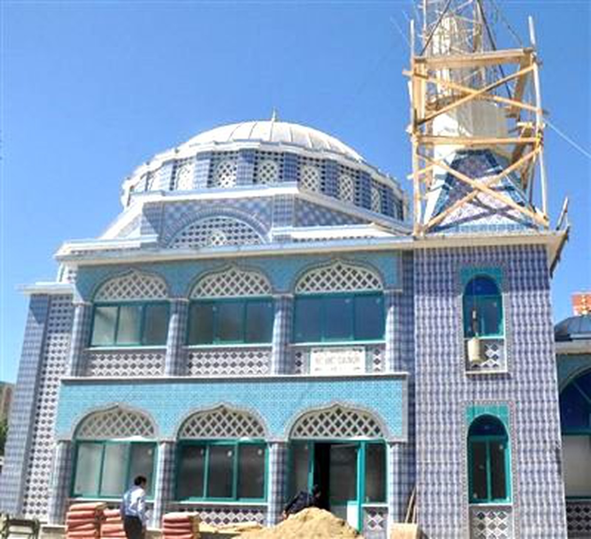 Turgutlu\'da Belediye Alan Tahsis Etti, Hayırsever Cami Yaptırdı