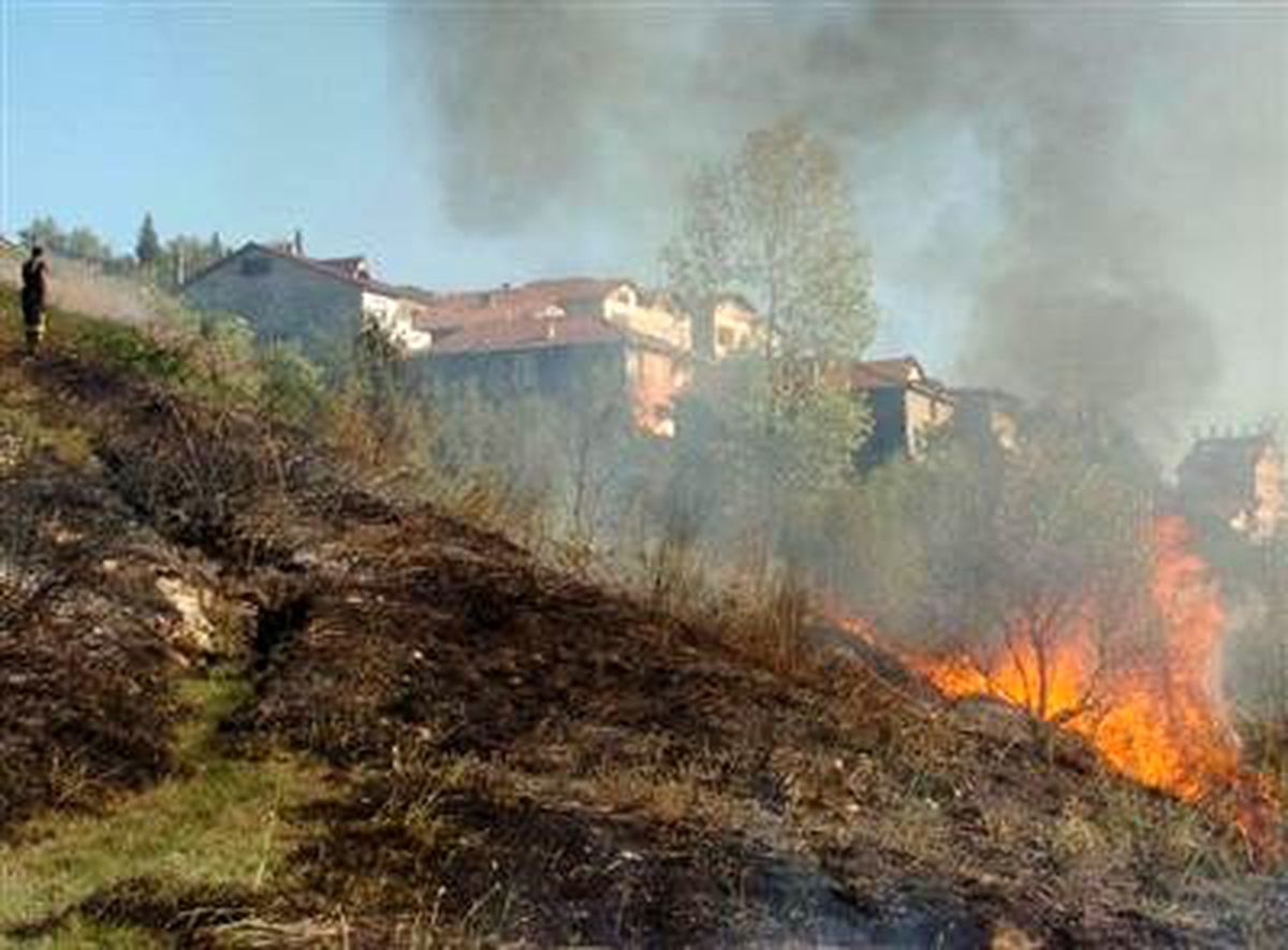 Yangın, Evlere 50 Metre Kala Söndürüldü