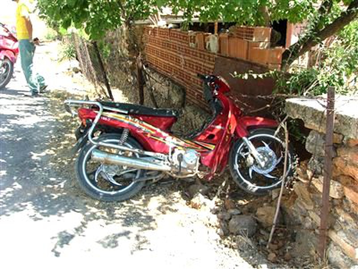 12 Yaşındaki Sürücü Motosikletle Duvara Çarptı