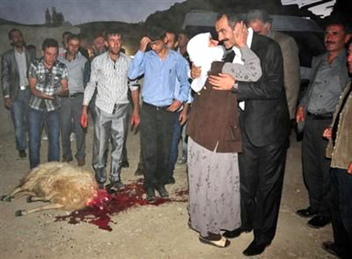 Ak Partili Tanış; Köyünde Kurban Kesilerek Karşılandı