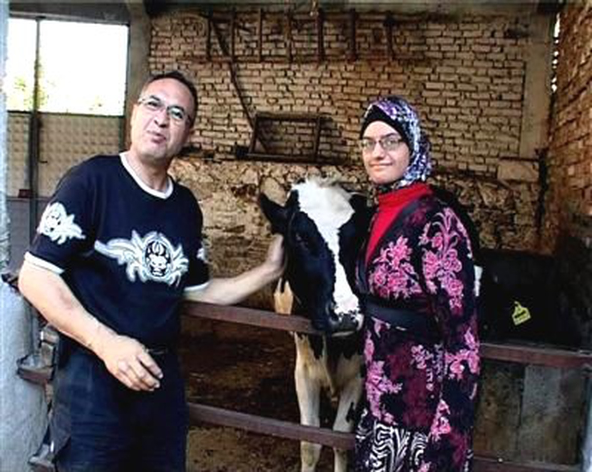Alman Lena Köylü Kızlara Taş Çıkarttı