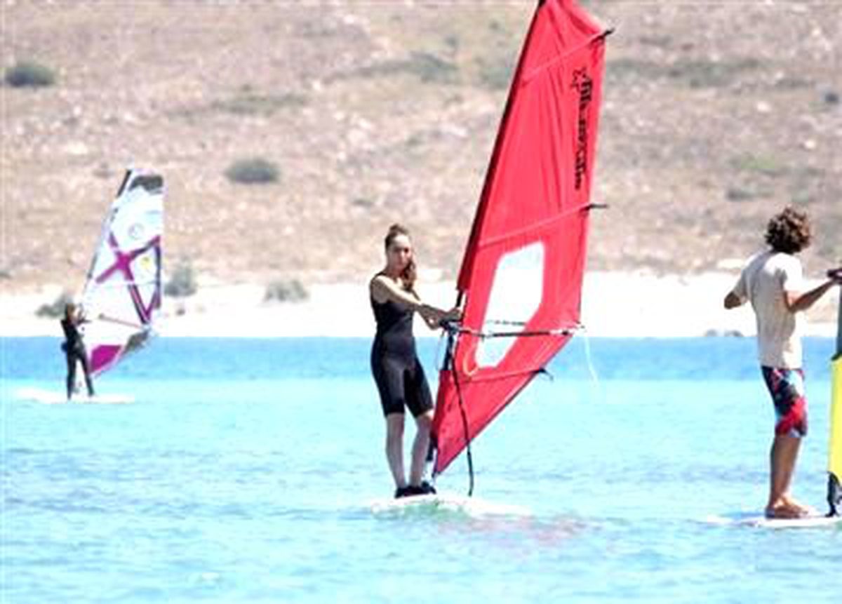 Azra Akın Sörfe Merak Sardı