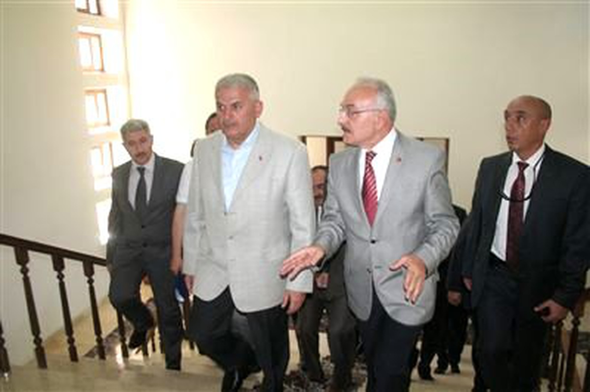 Bakan Yıldırım: "Onlar İzmir\'e Bakıyor, Biz Yatırım Yapıyoruz"
