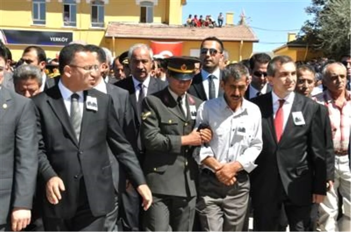 Başbakan Yardımcısı Bozdağ, Şehit İbrahim Yıldız\'ın Evini Ziyaret Etti