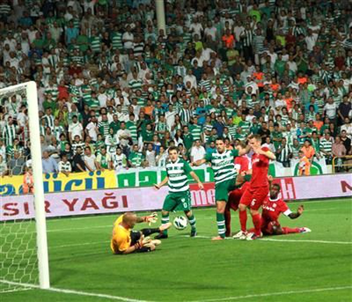 Bursaspor\'un Zorlu Twente Maçına Yoğun İlgi