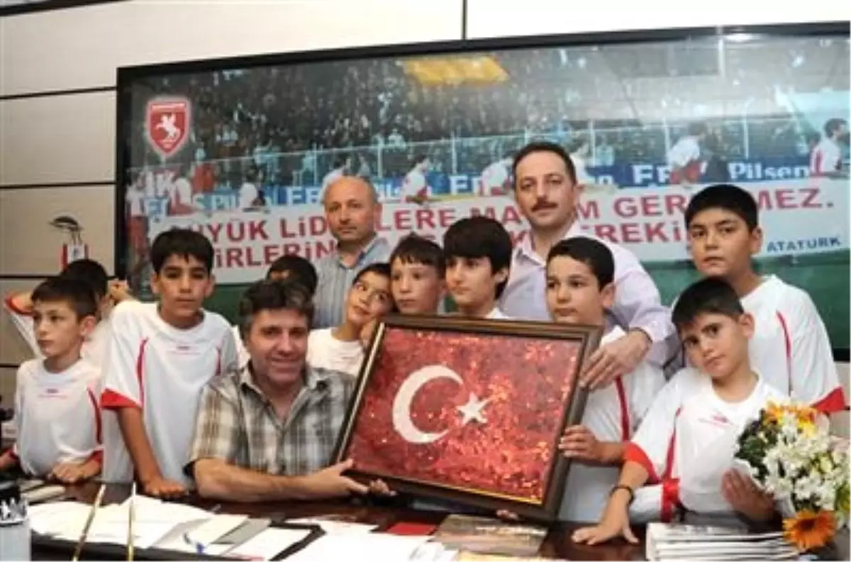 Çocuklardan Başkan Kar'a Türk Bayrağı Tablosu