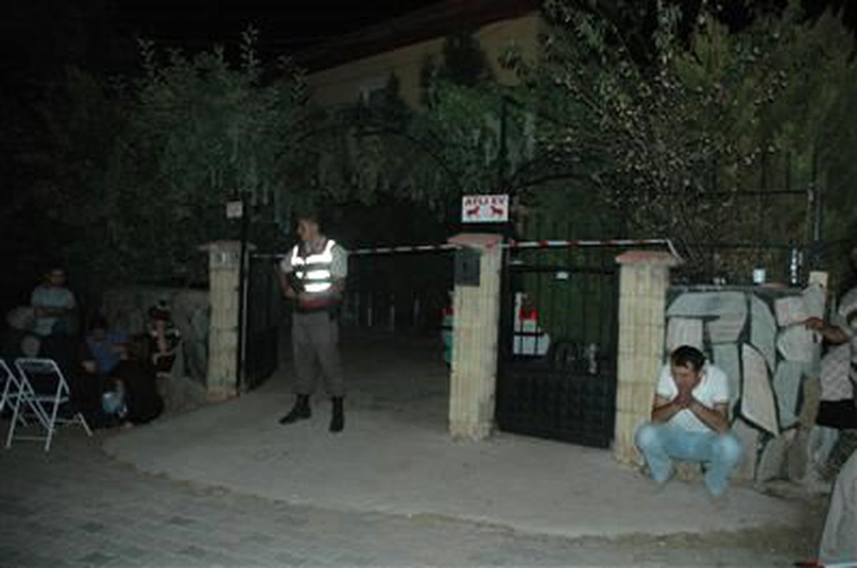 Eşi ve Çocuğunu Öldürdükten Sonra İntihar Etti