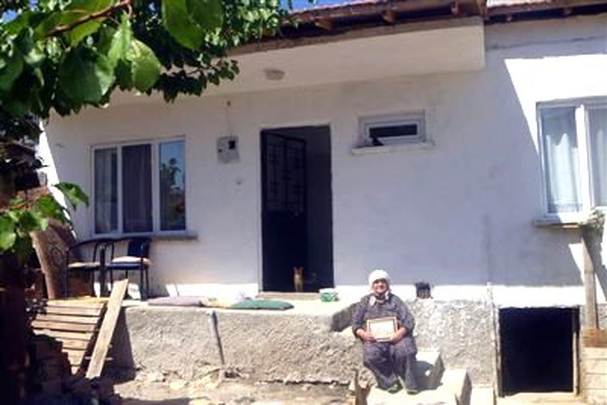 Evi Yanan Yaşlı Kadına Belediye ve Hayırsever Desteği