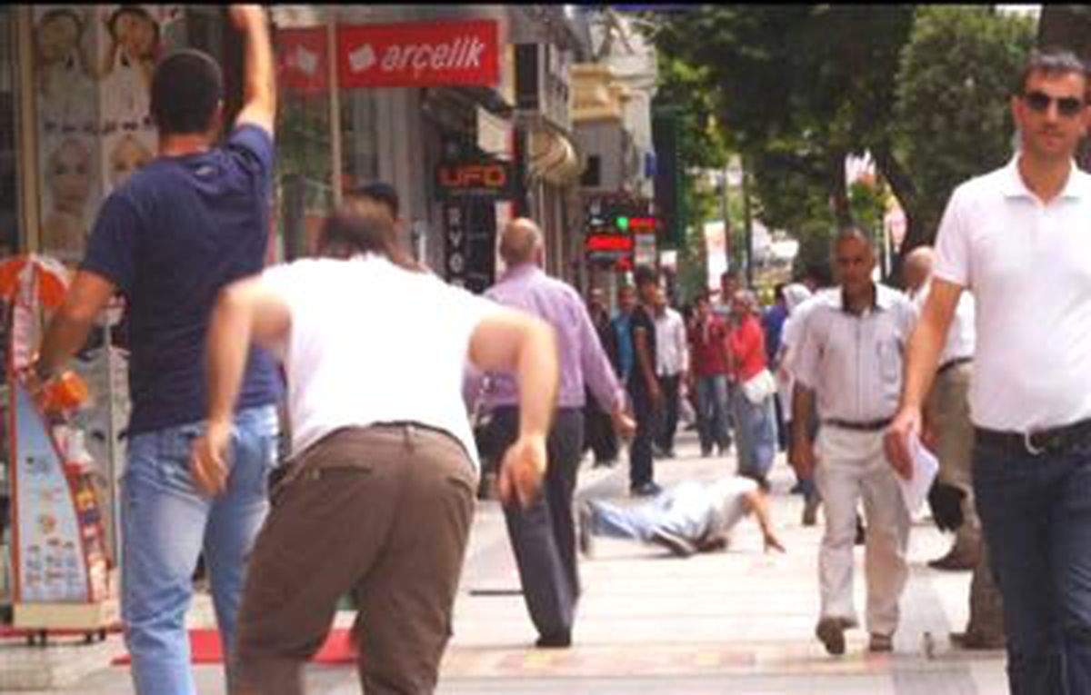 Film Çekimini Gerçek Sanan Şahsın Oyuncuya Çelme Takma Anı Kamerada