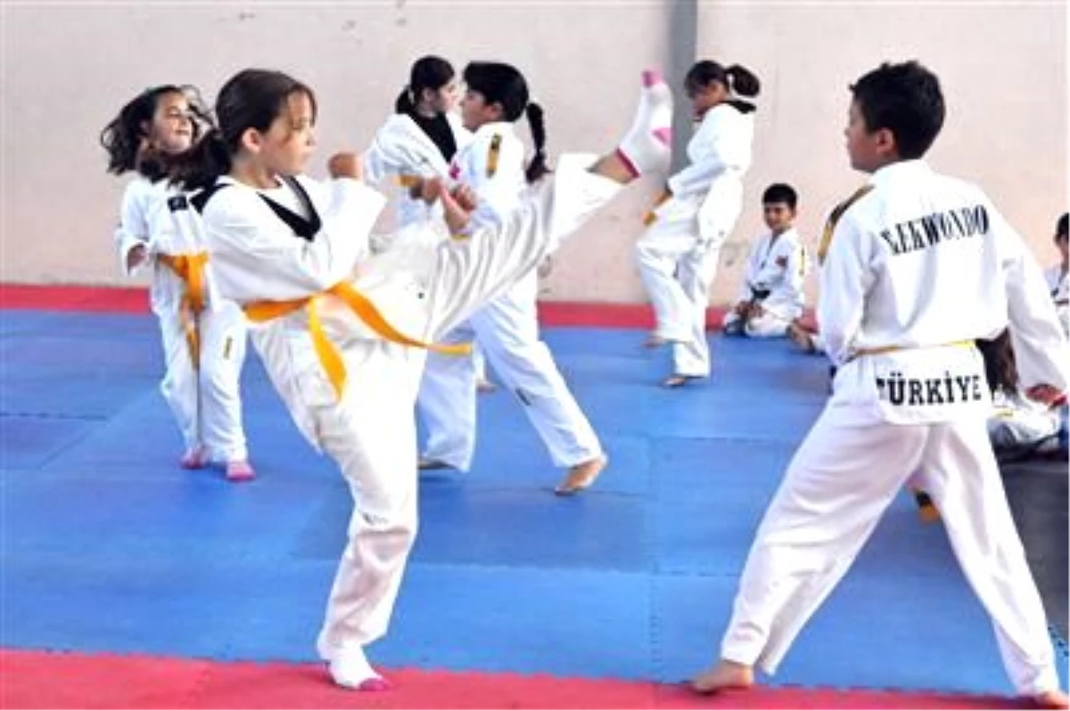 Foça Belediyespor Yıldızlar Türkiye Taekwondo Şampiyonası\'na Gidiyor