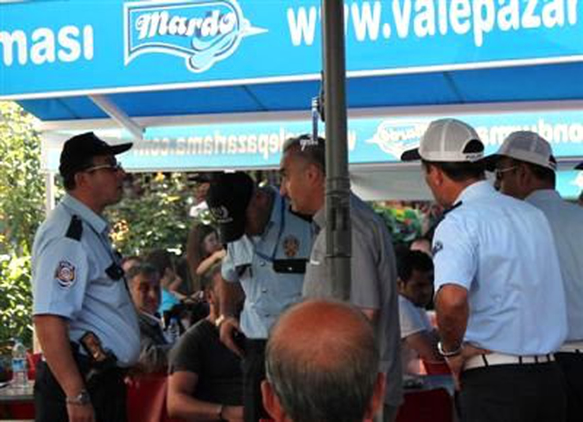 Garsonla Tartıştı Tabancasıyla Havaya Ateş Etti