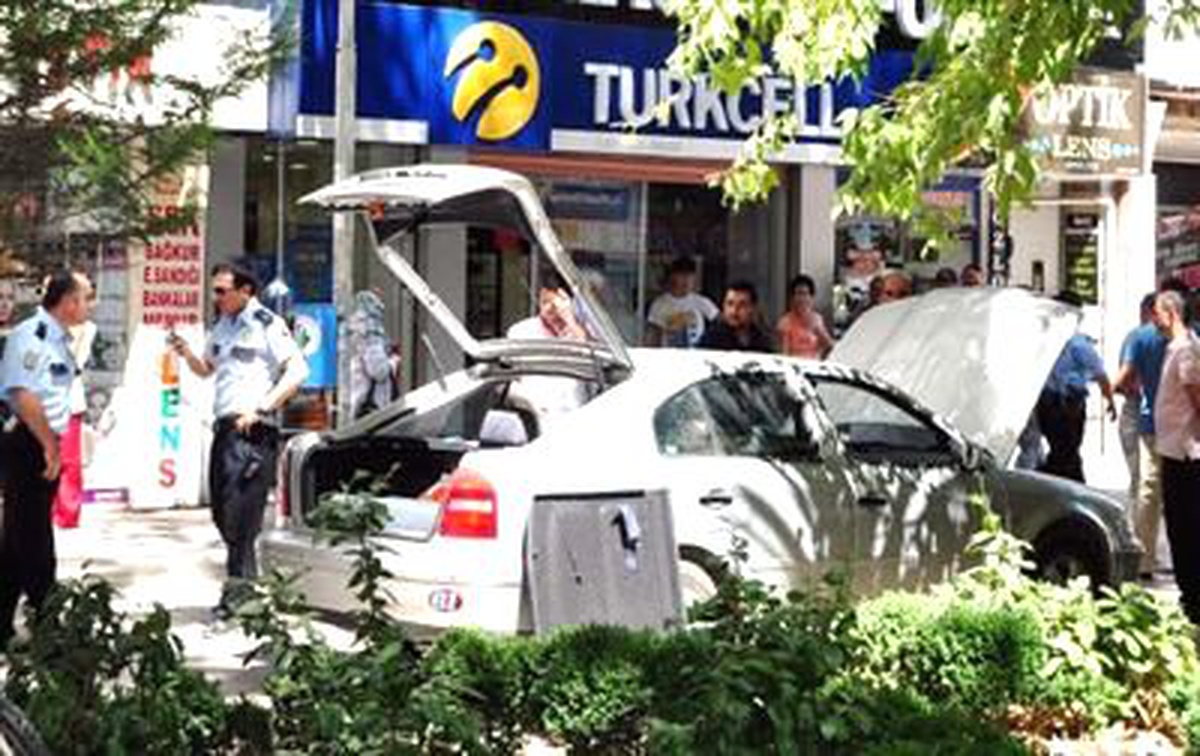 İzmit\'te Camı Kırık Otomobil Heyecan Yarattı